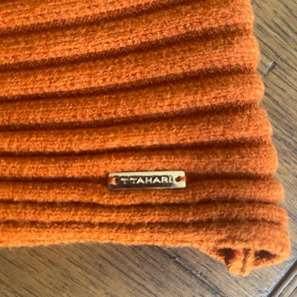 Soft T. Tahari sweater - Picture 4 of 5